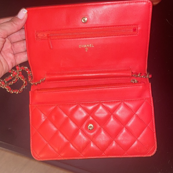 Classic red and gold Chanel wallet on chain - Picture 6 of 10